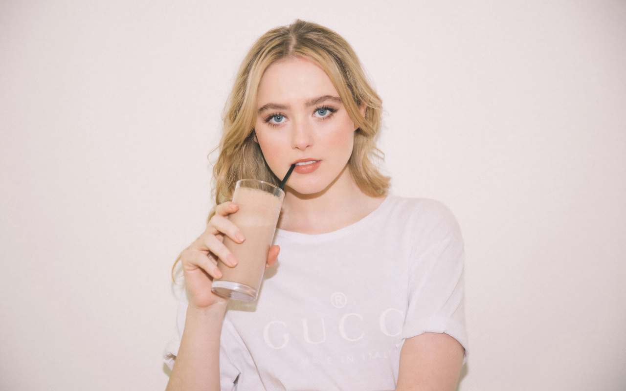 Красивая блондинка Кэтрин Ньютон  с напитком в руках