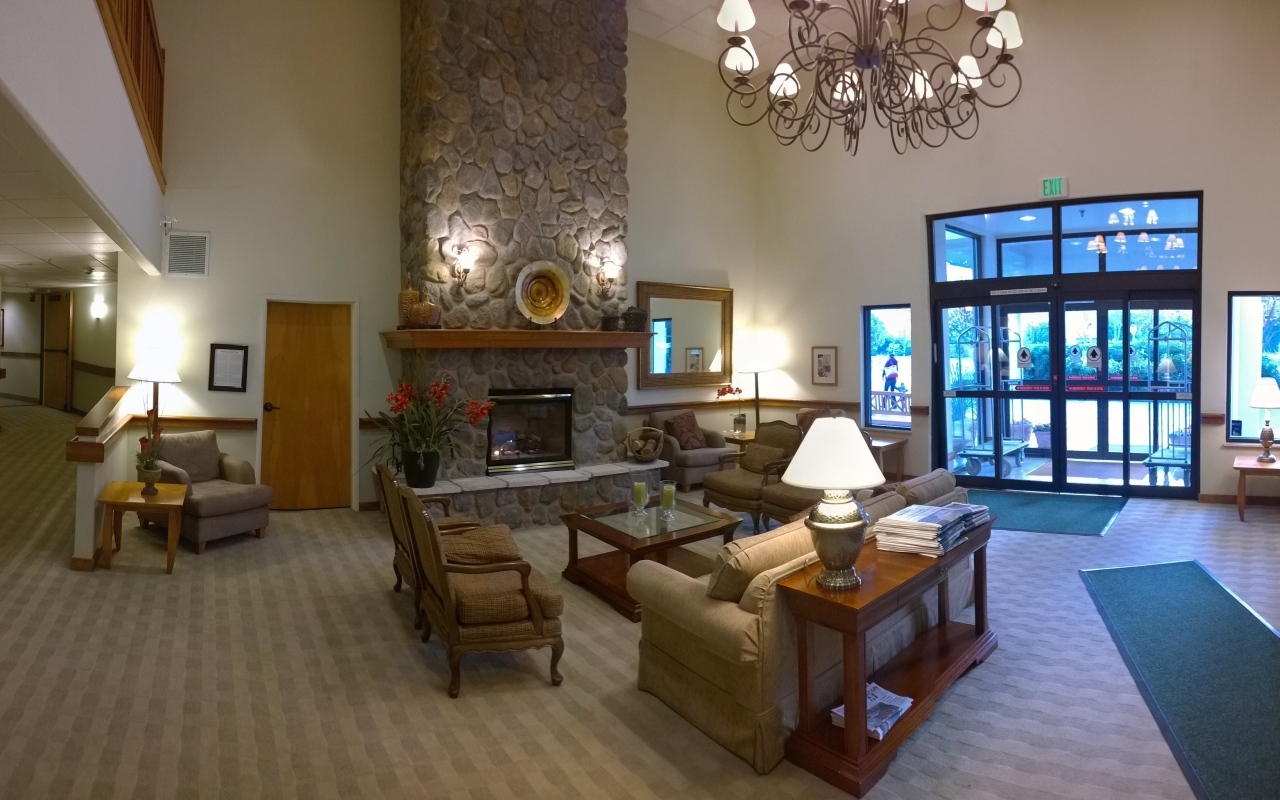 Красивая мебель в гостиной с камином