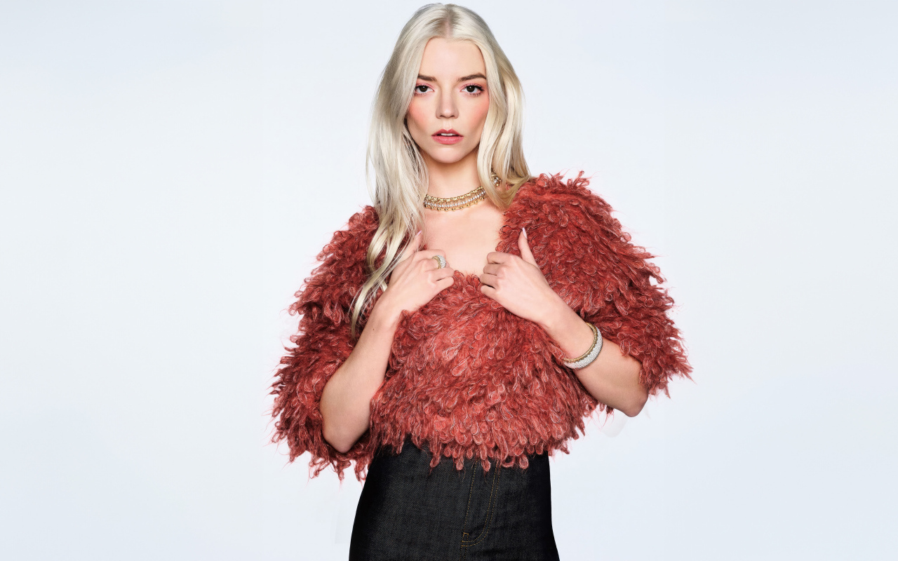 Блондинка Аня Тейлор-Джой на сером фоне