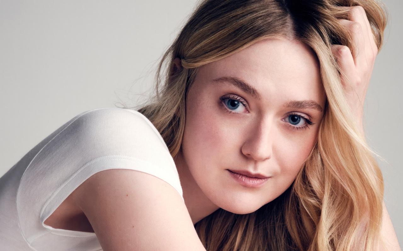 Голубоглазая актриса Дакота Фэннинг крупным планом