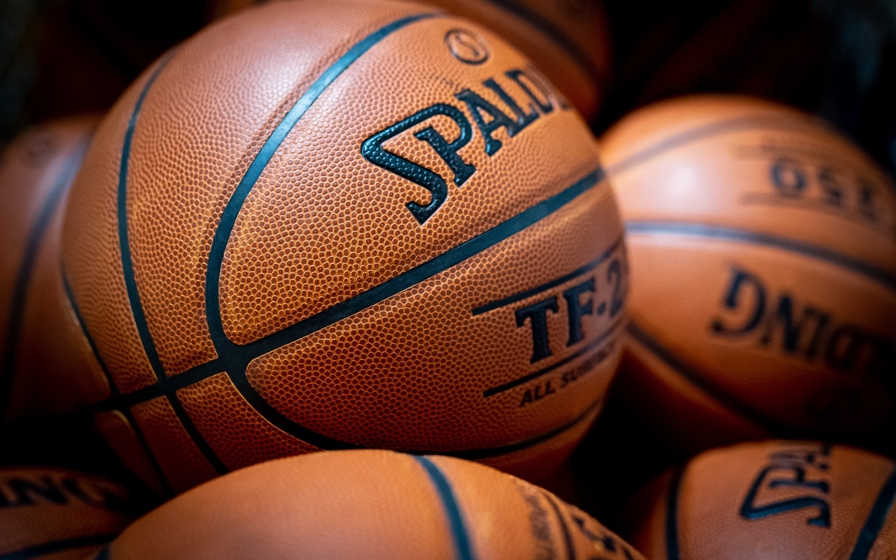 Коричневые кожаные баскетбольные мячи крупным планом