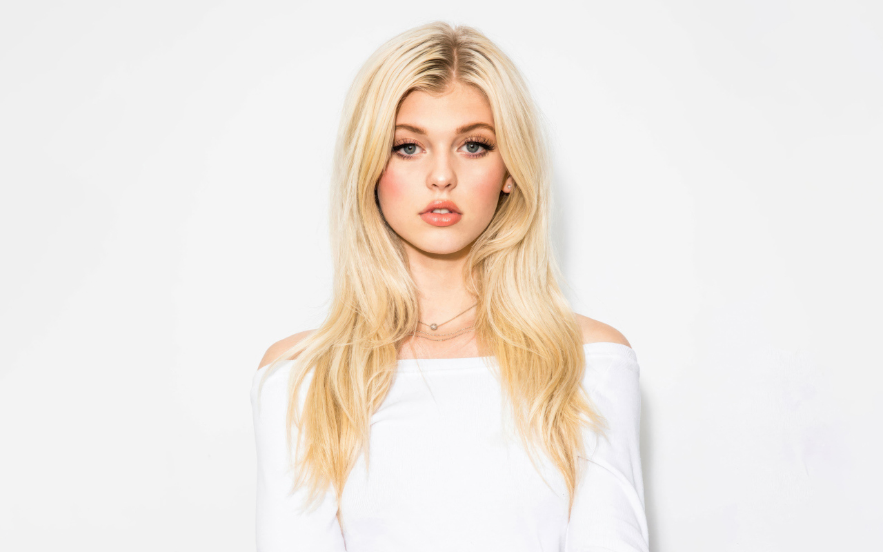 Милая блондинка популярная девушка Лорен Грей