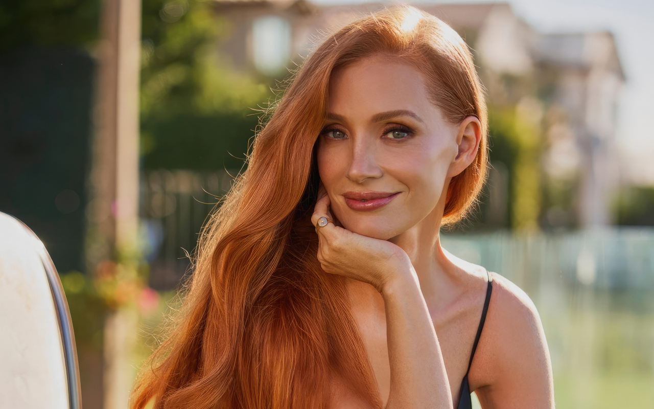 Милая голубоглазая рыжеволосая девушка актриса Джессика Честейн