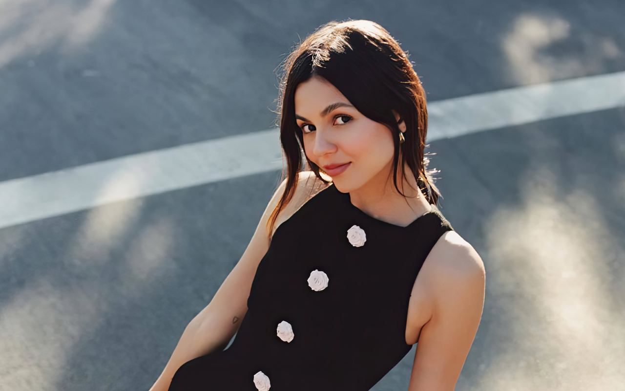 Милая кареглазая брюнетка актриса Виктория Джастис