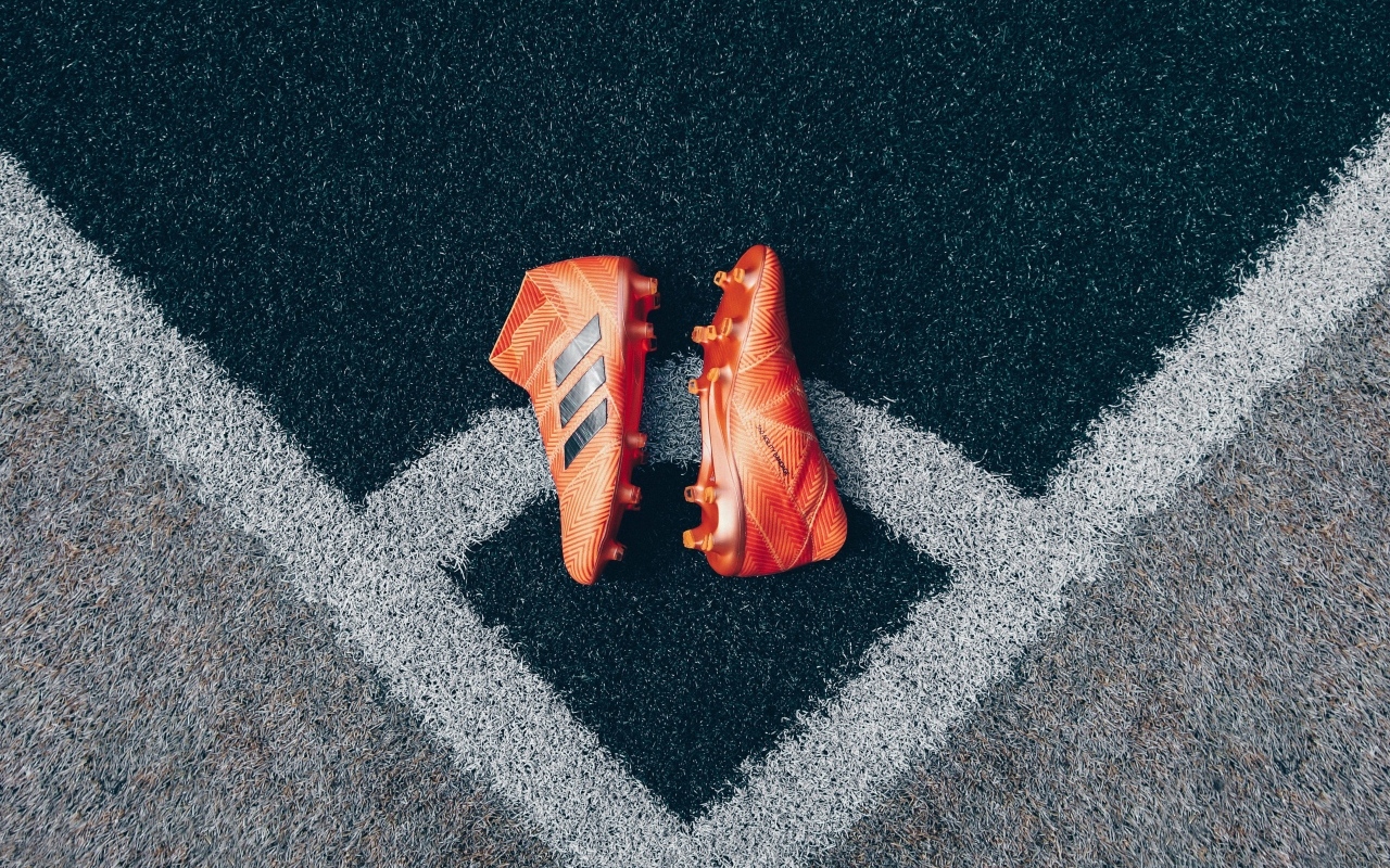 Футбольные бутсы на поле