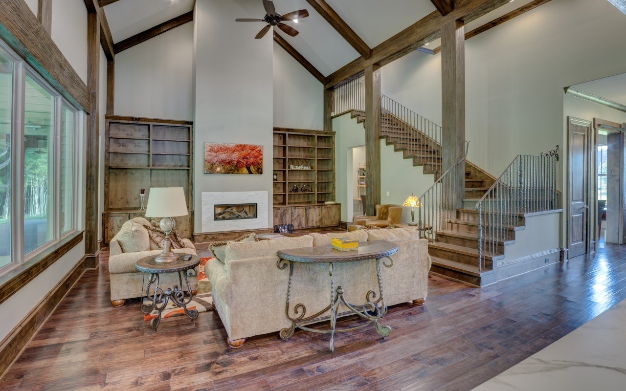 Высокая лестница на второй этаж в доме 