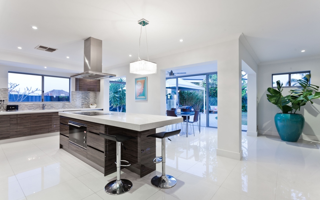 Большая просторная кухня загородного дома