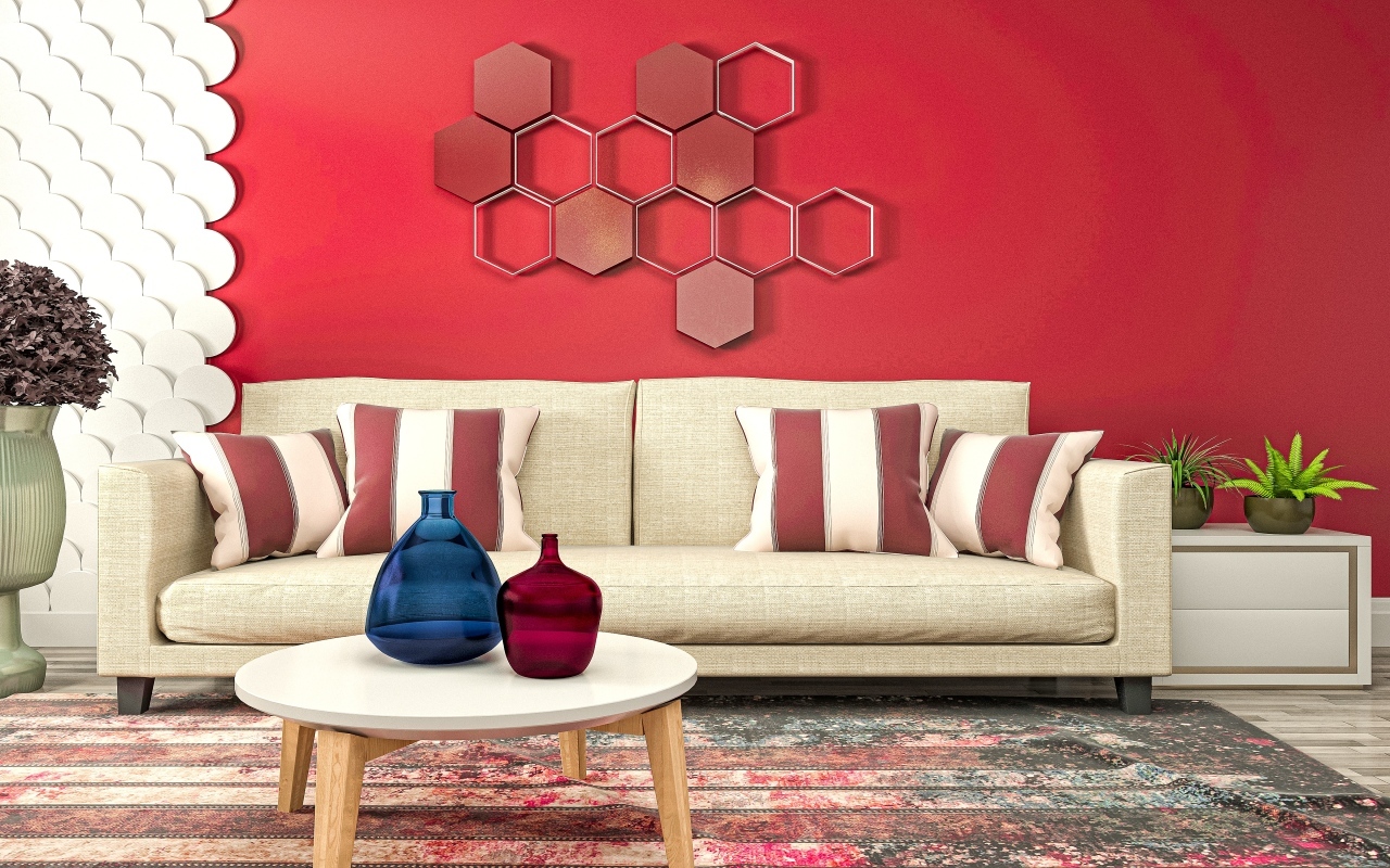 Красная стена в комнате с большим диваном