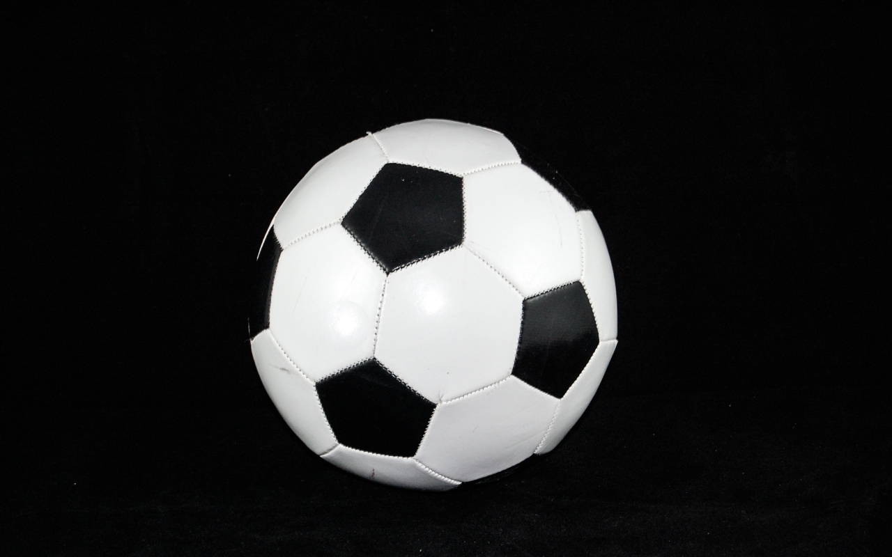 Футбольный мяч на черном фоне крупным планом