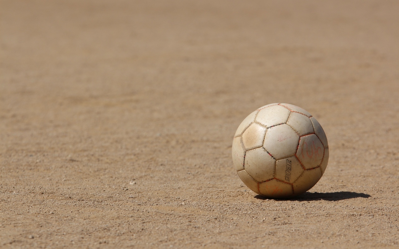 Футбольный мяч на песке 