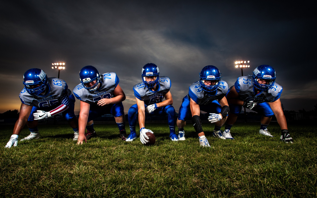 Команда игроков в американский футбол на поле