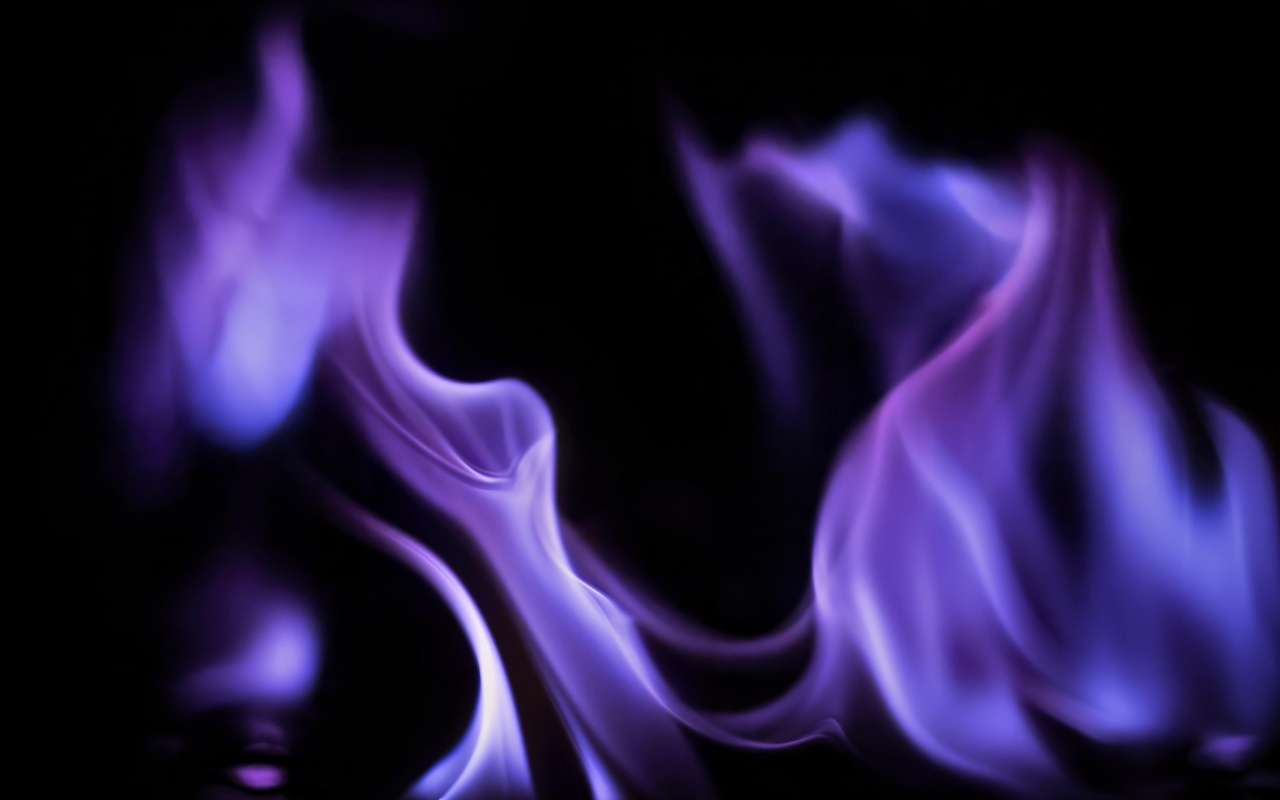 Фиолетовое пламя огня на черном фоне
