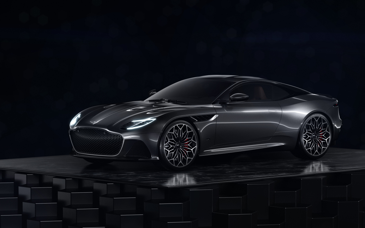 Черный дорогой автомобиль Aston Martin DBS Superleggera