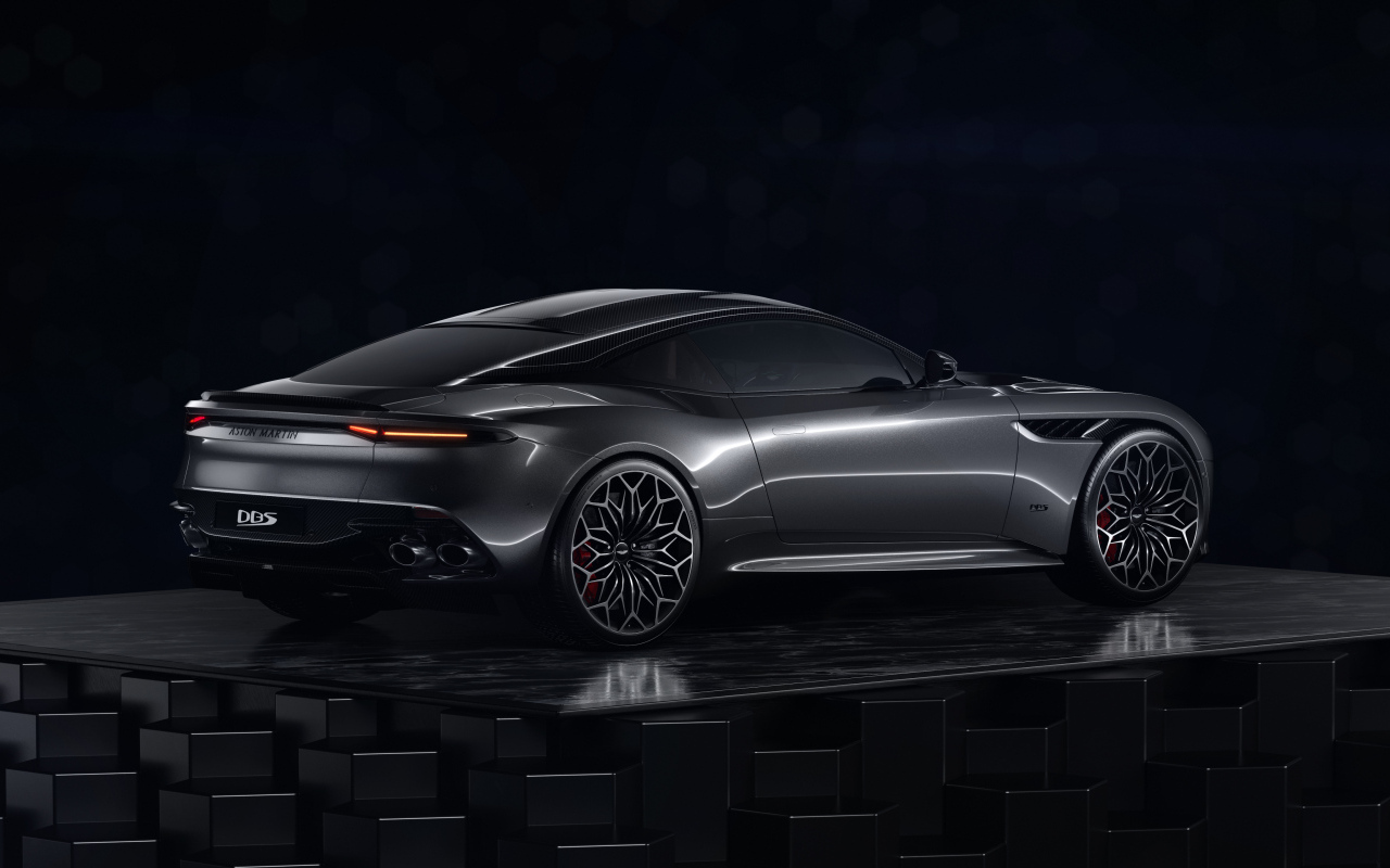 Вид сзади на автомобиль Aston Martin DBS Superleggera
