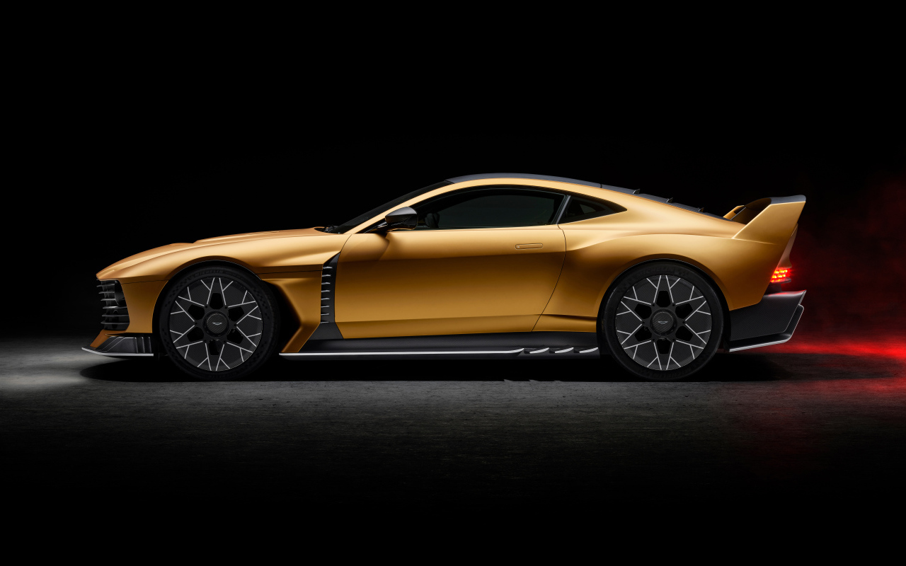 Вид сбоку на золотистый спортивный автомобиль Aston Martin Valiant 2024 года