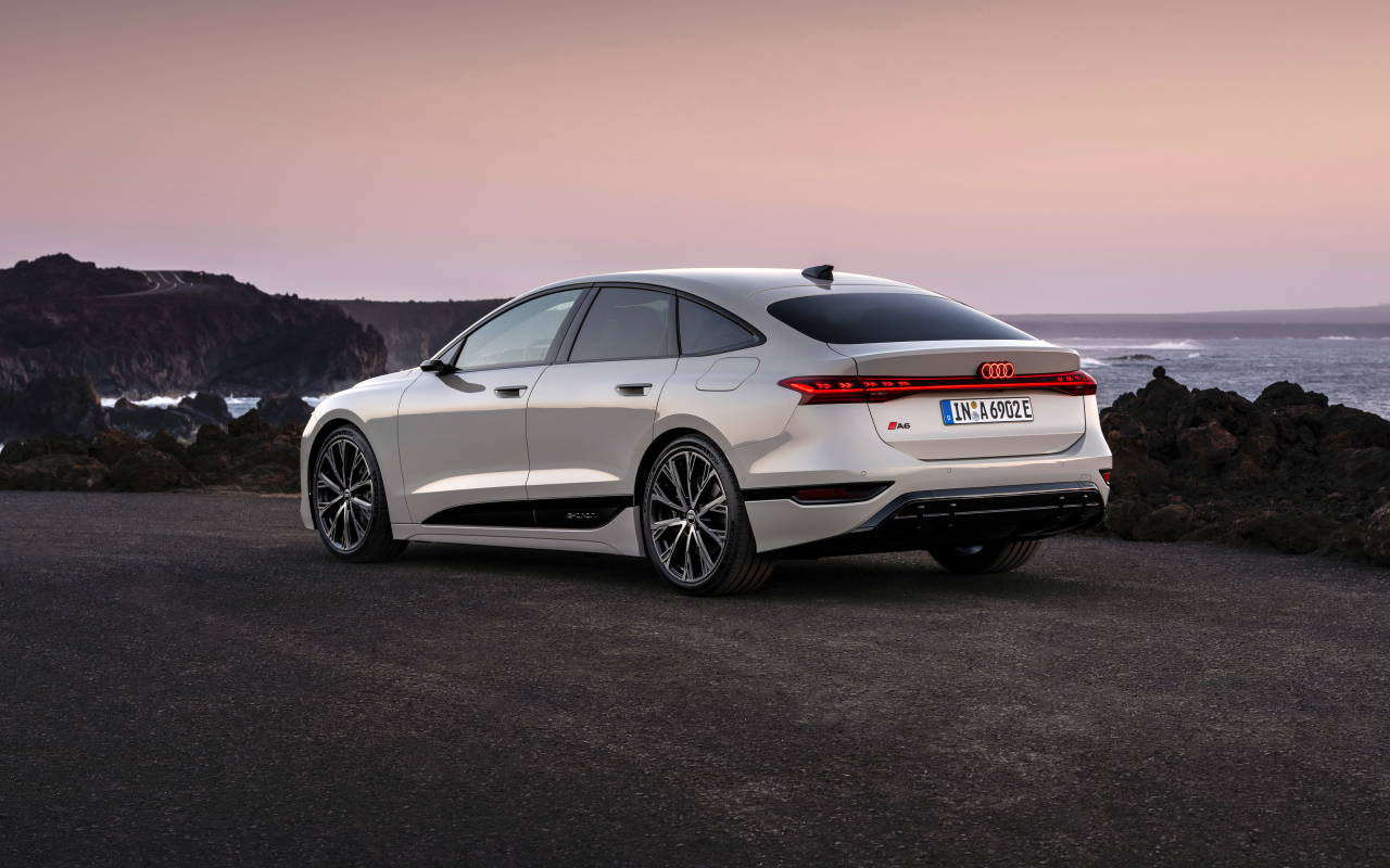 Автомобиль Audi A6 Sportback e-tron performance 2024 года вид сзади