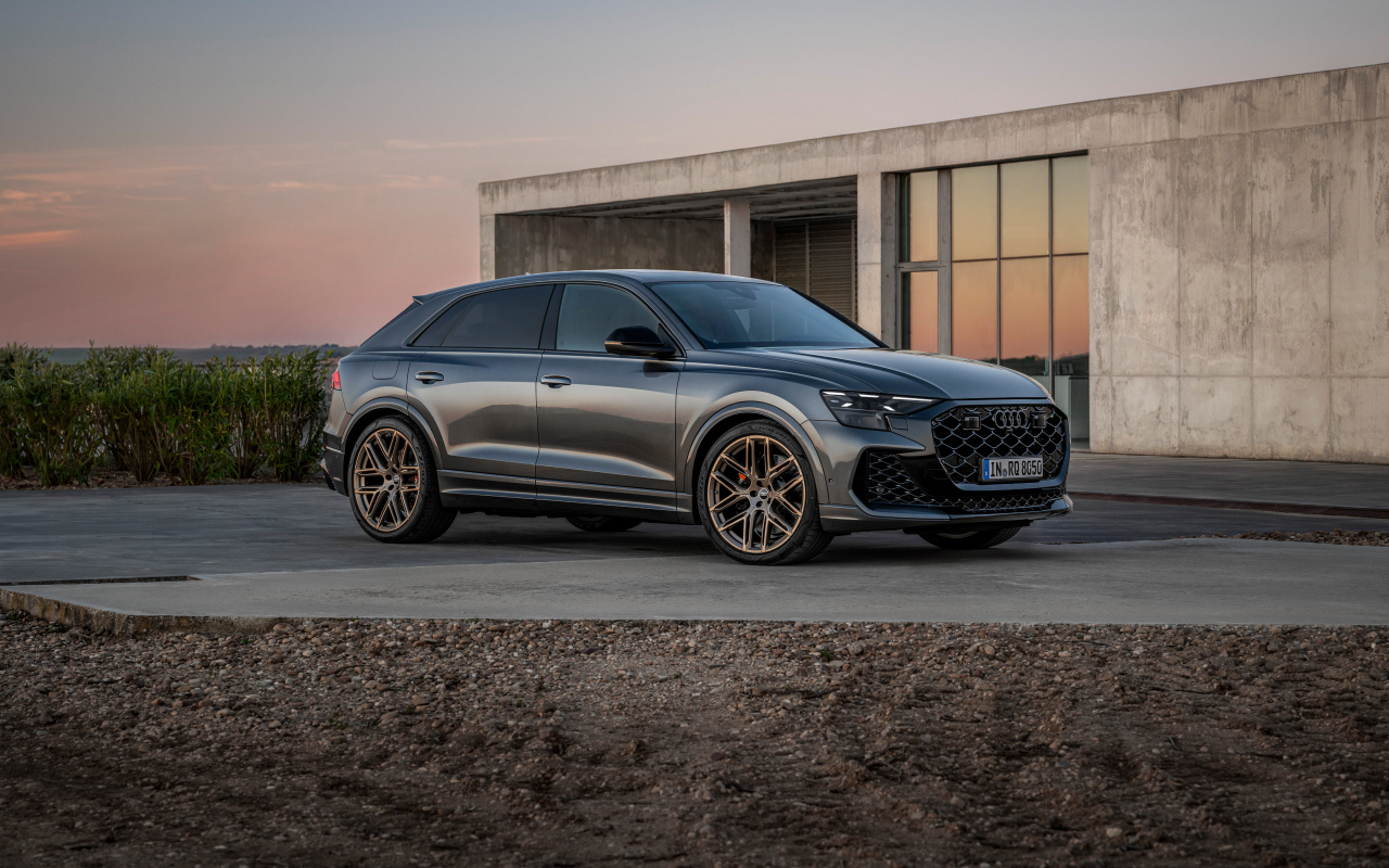 Автомобиль Audi RS Q8 2024 года у здания
