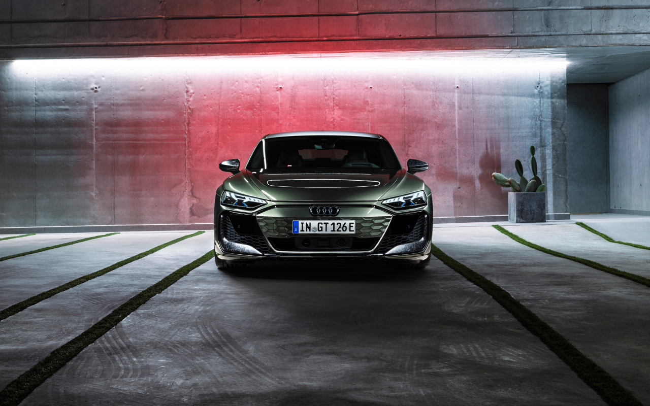 Автомобиль Audi RS e-tron GT performance 2024 года вид спереди