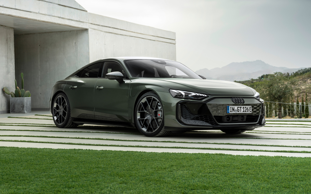 Автомобиль Audi RS e-tron GT performance 2024 года болотного цвета