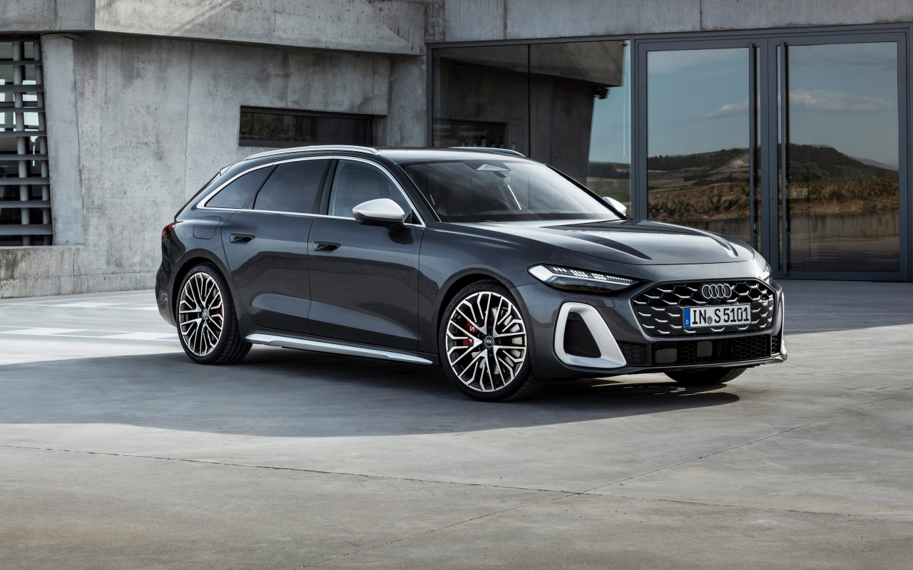 Автомобиль  Audi S5 Avant TFSI quattro 2024 года у здания