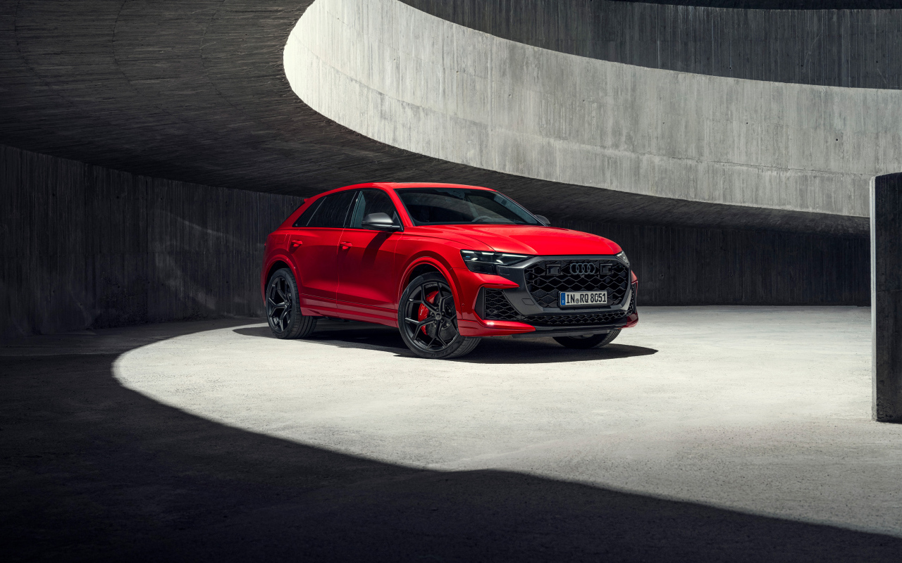 Красный автомобиль Audi RS Q8 performance 2024 года в здании