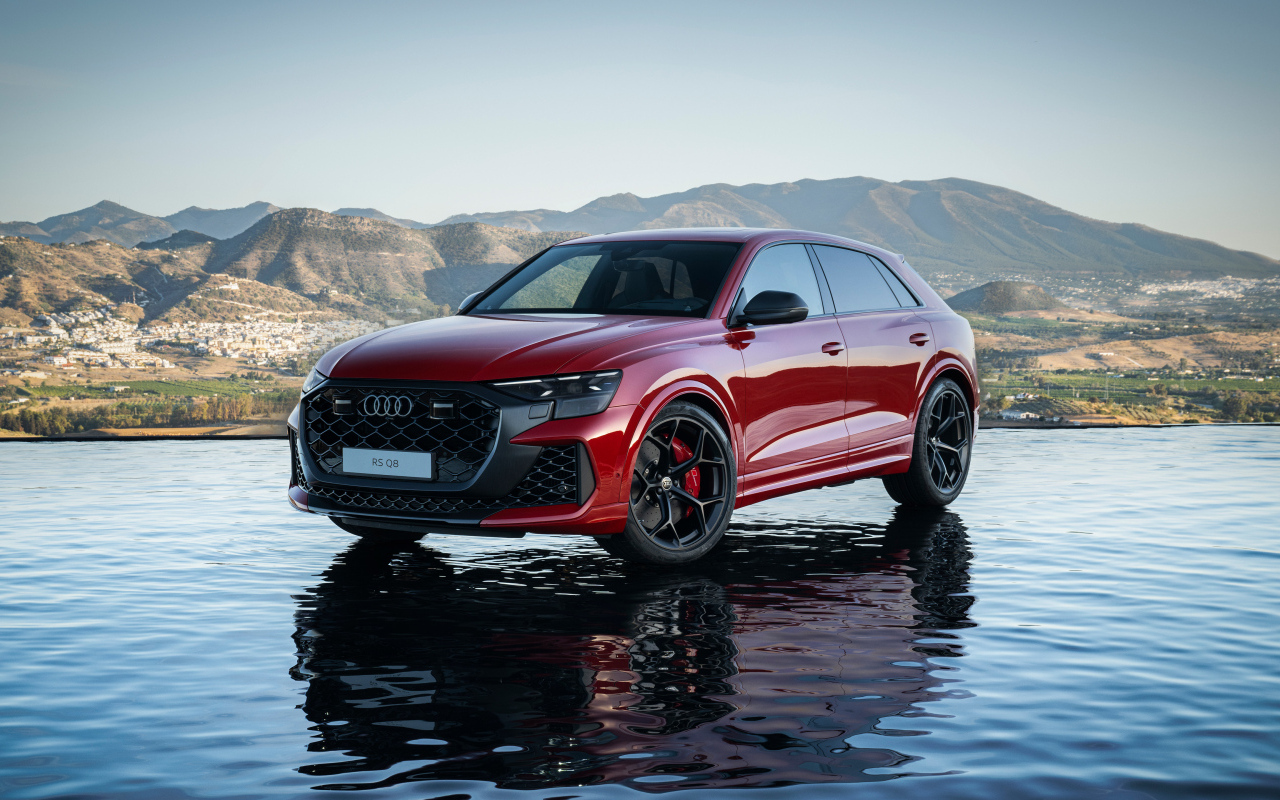 Красный Audi RS Q8 performance 2024 года в воде