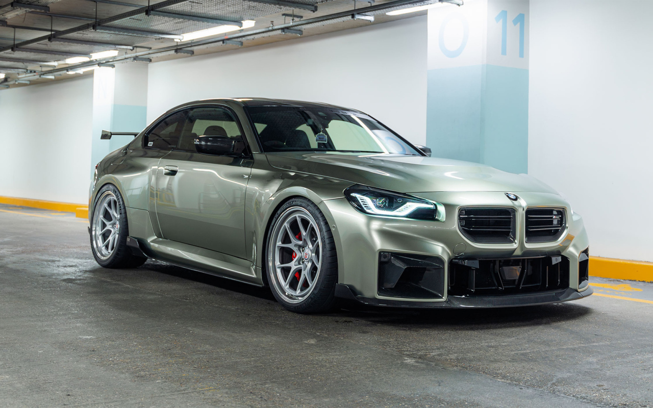 Автомобиль BMW M2 TR87 Edition в гараже