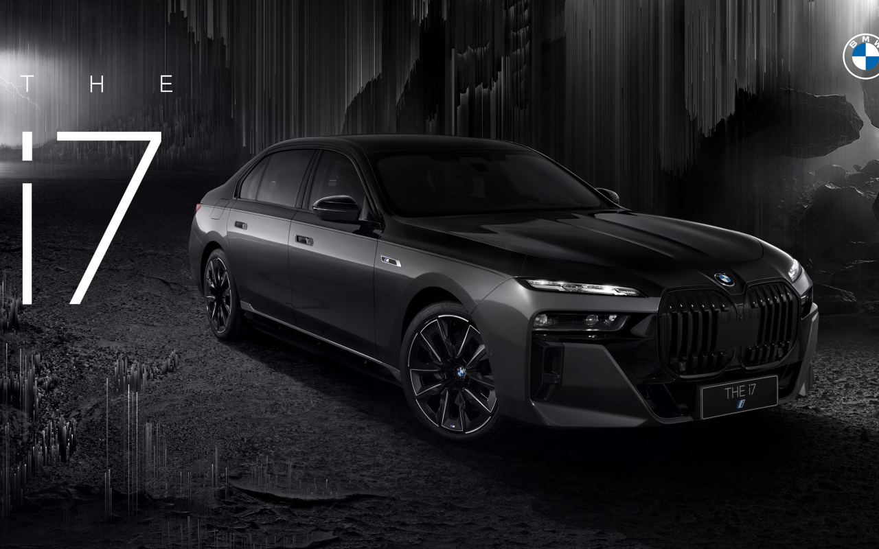 Черный автомобиль BMW i7