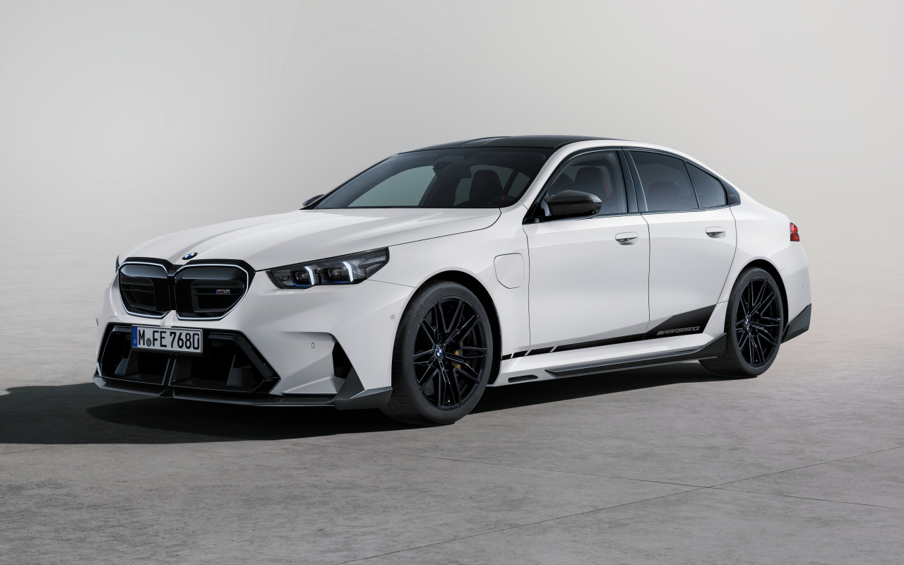 Белый автомобиль BMW M5 M  вид спереди