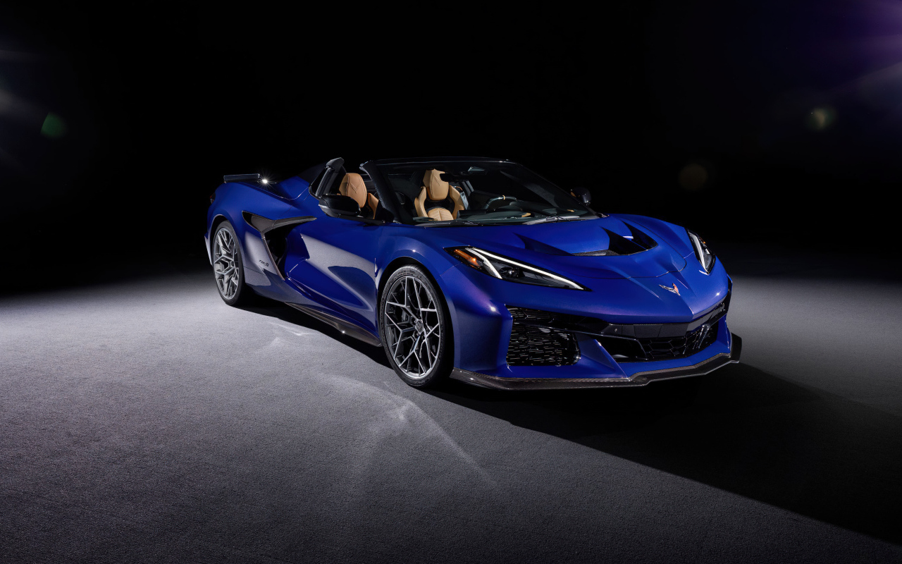 Синий автомобиль Chevrolet Corvette ZR1, 2025 года