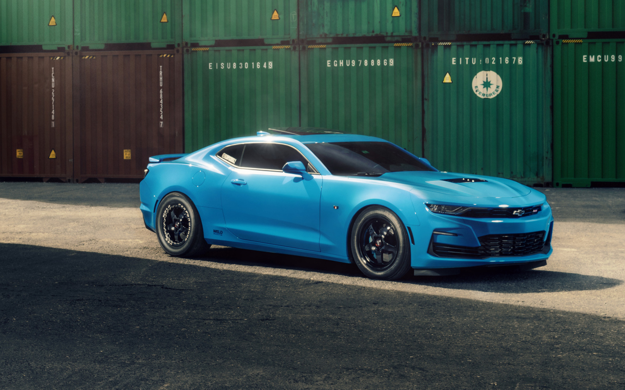 Автомобиль Chevy Camaro голубого цвета