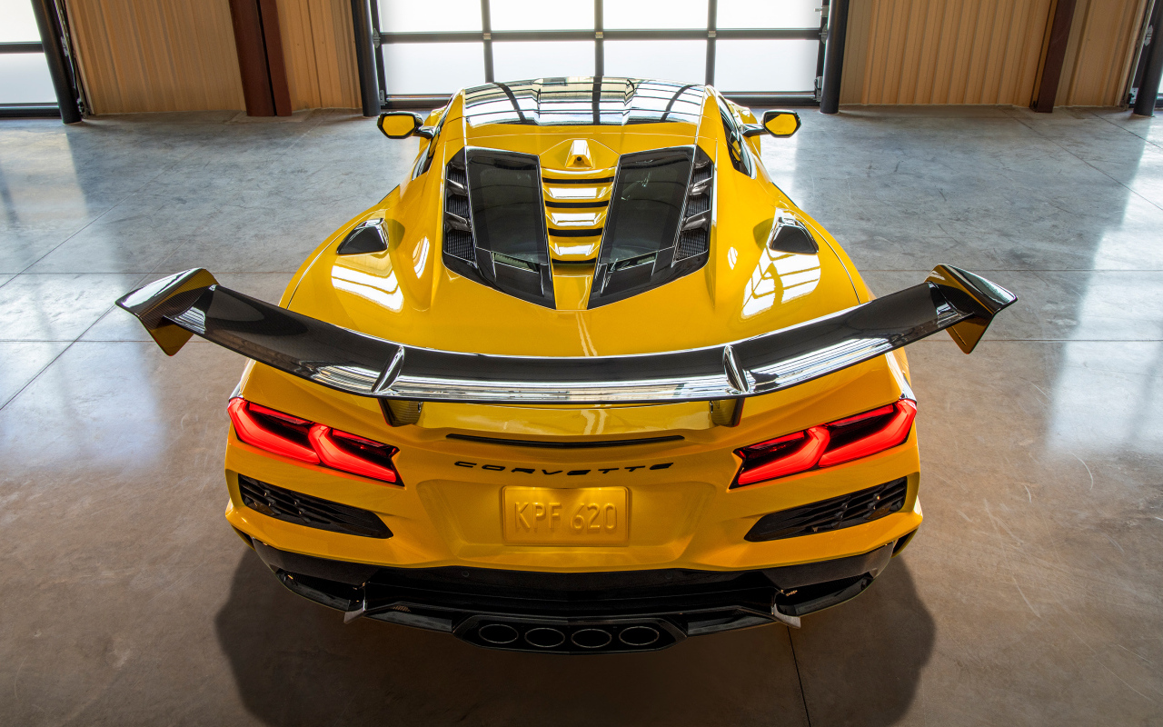 Вид сзади на желтый автомобиль Chevrolet Corvette ZR1 Coupe ZTK Package  2025 года