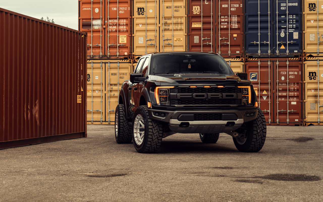 Большой черный Ford F-150 Raptor