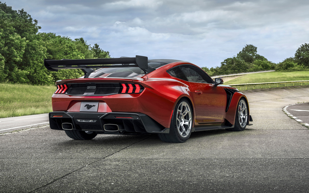 Вид сзади на красный автомобиль Ford Mustang GTD Performance Pack 2025 года