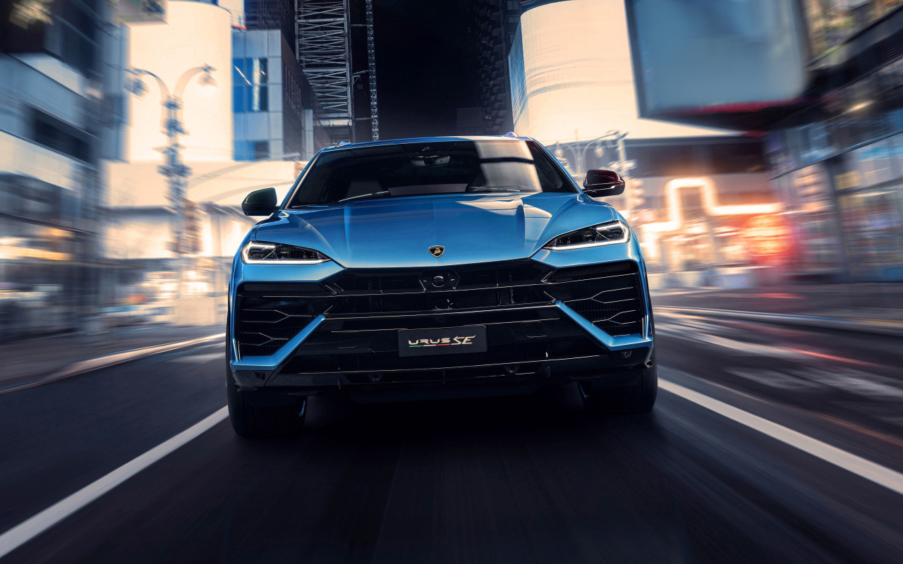 Вид спереди на синий внедорожник Lamborghini Urus SE