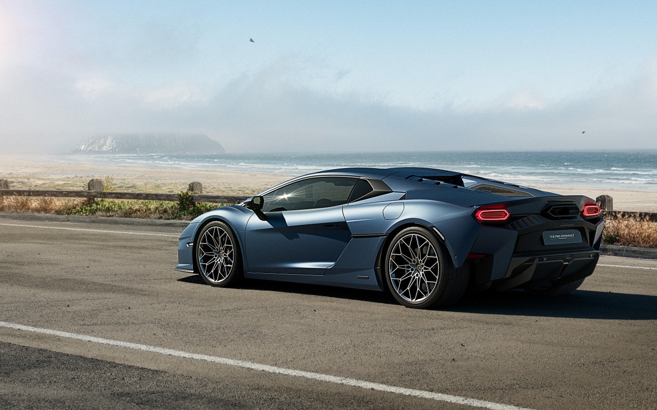 Вид сбоку на спортивный автомобиль Lamborghini Temerario Super