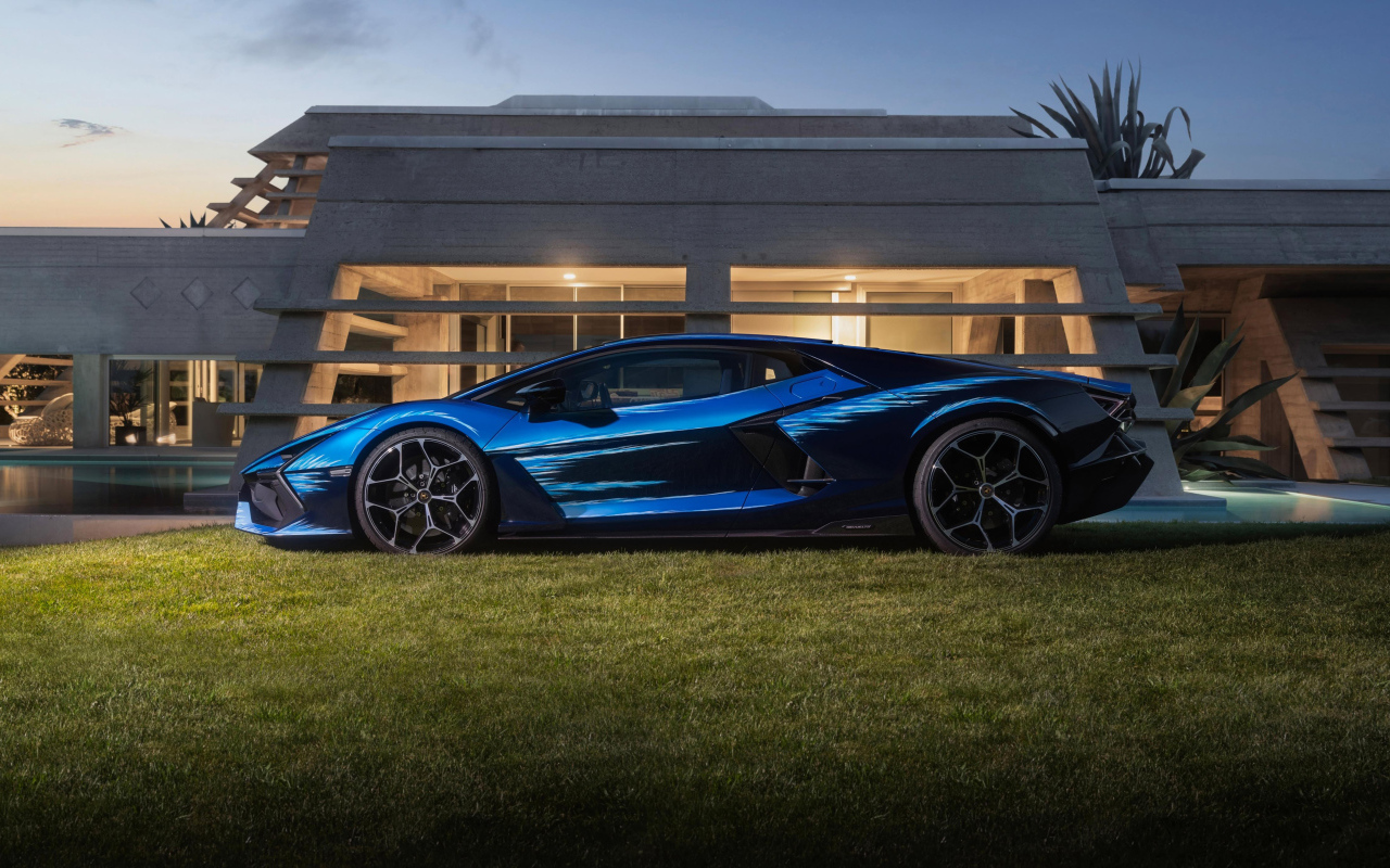 Вид сбоку на синий спорткар Lamborghini Revuelto Opera Unica 2024 года