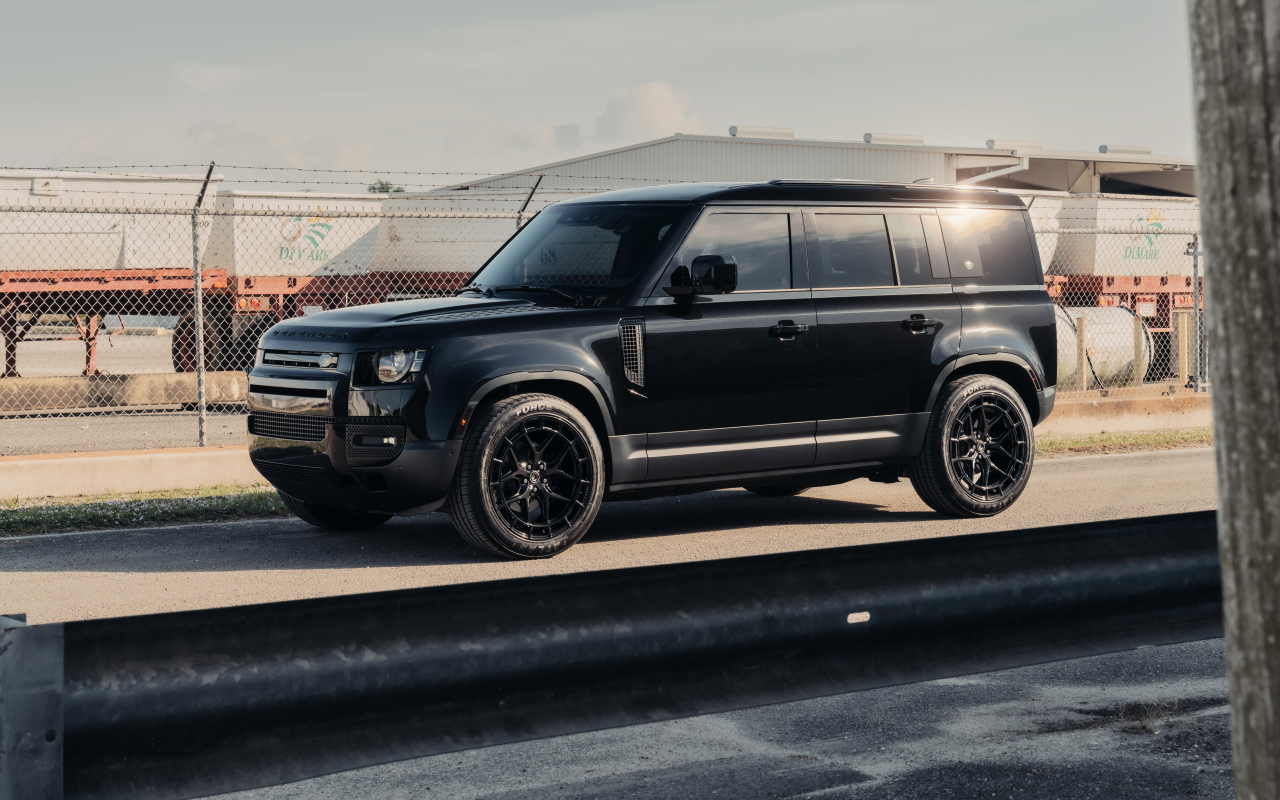 Большой черный Land Rover Defender