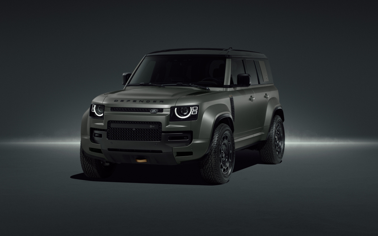 Вид спереди на внедорожник Land Rover Defender OCTA Edition One 2024 года