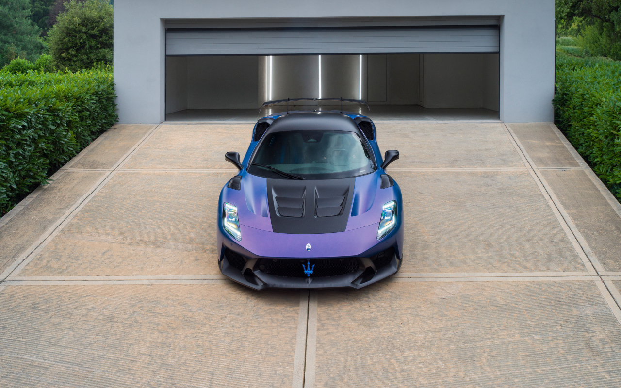 Автомобиль Maserati GT2 Stradale 2024 года у гаража