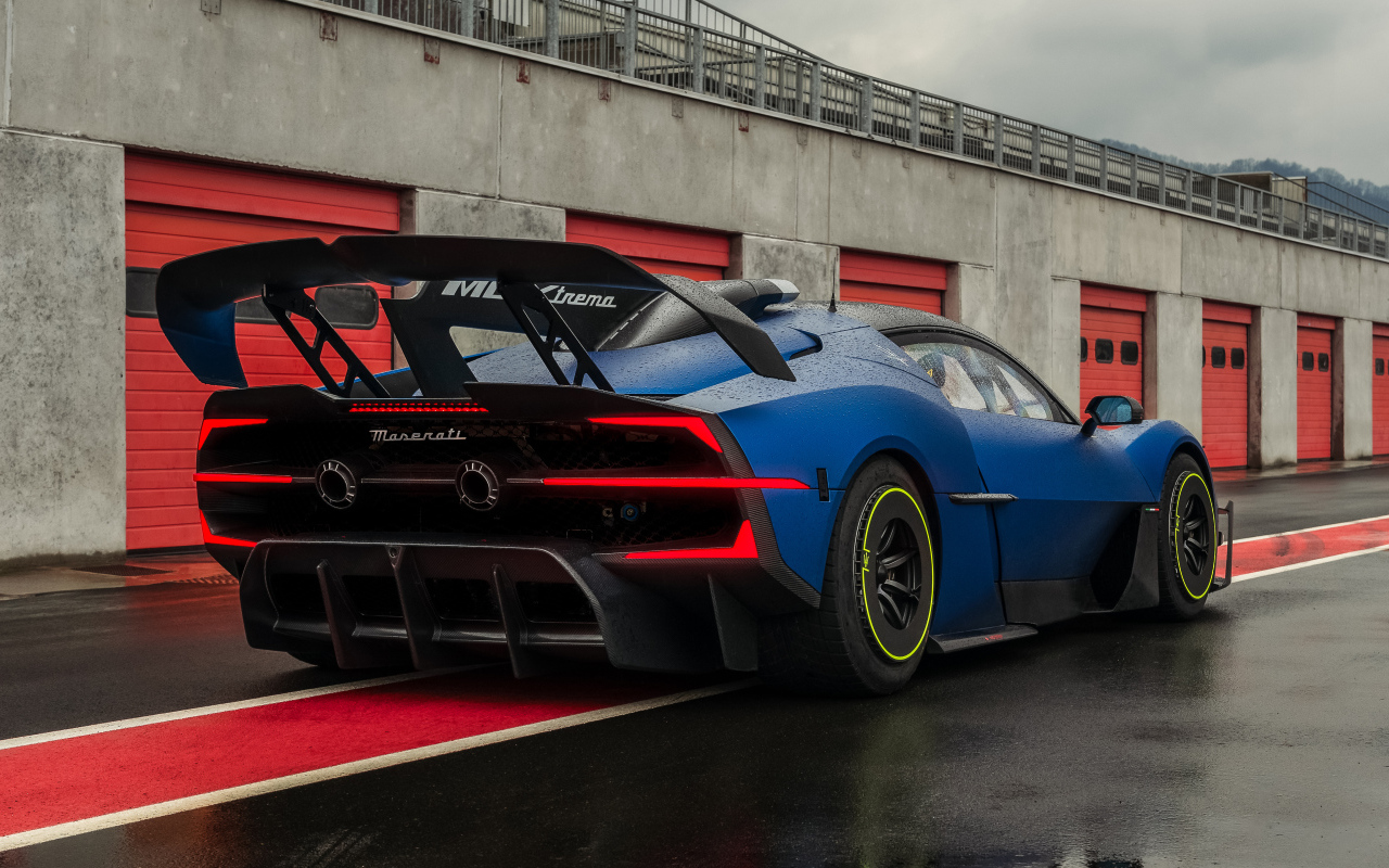 Вид сзади на автомобиль Maserati MCXtrema