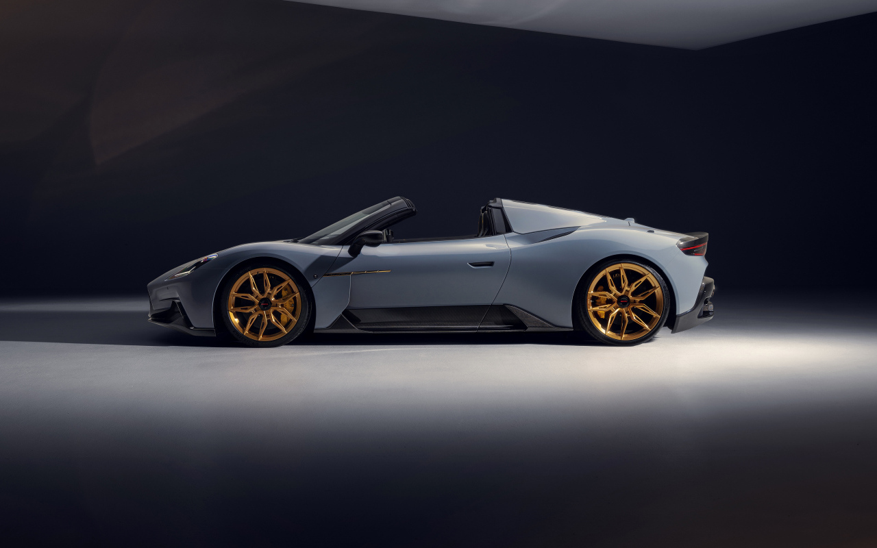 Вид сбоку на серый автомобиль Novitec Maserati MC20 Cielo 2024 года