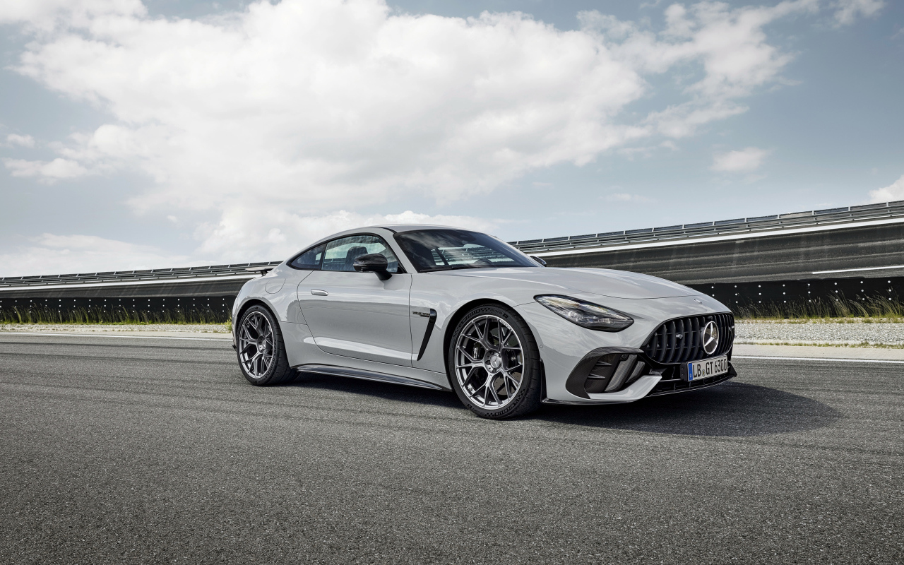 Серый автомобиль Mercedes-AMG GT 63 PRO 4MATIC+ 2024 года