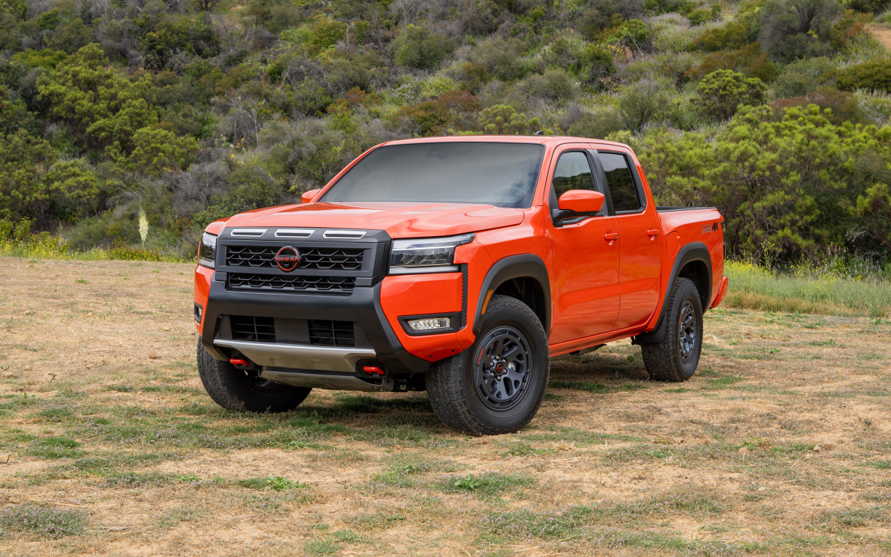 Большой красный пикап Nissan Frontier Pro-4X Crew Cab 2025 года