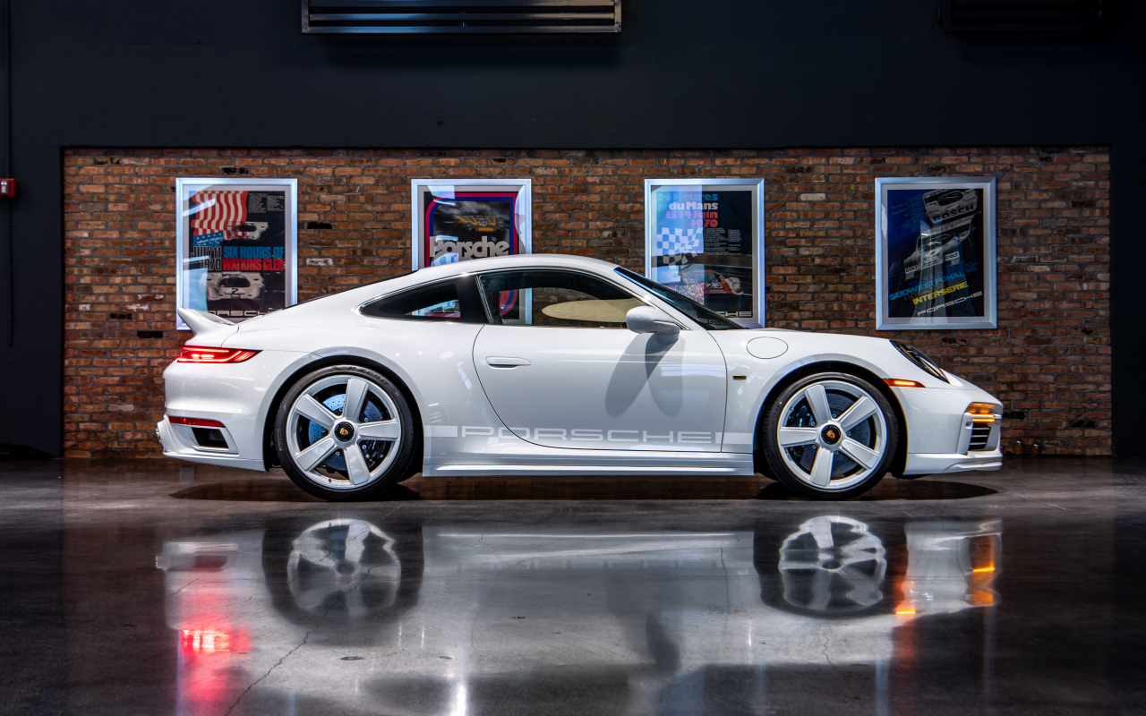 Автомобиль Porsche 911 Sport Classic 2024 года вид сбоку