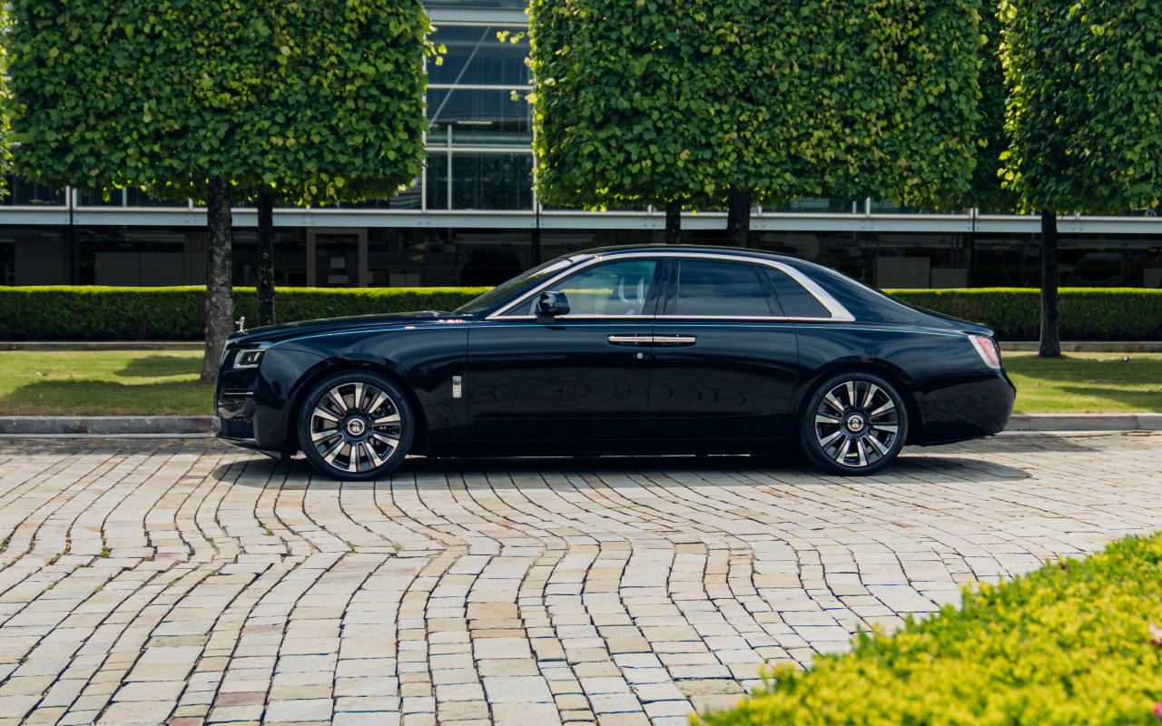 Вид сбоку на автомобиль Rolls-Royce Ghost
