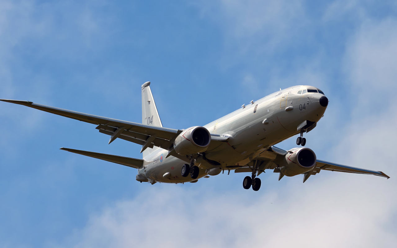 Большой самолет Poseidon ZP804 взлетает