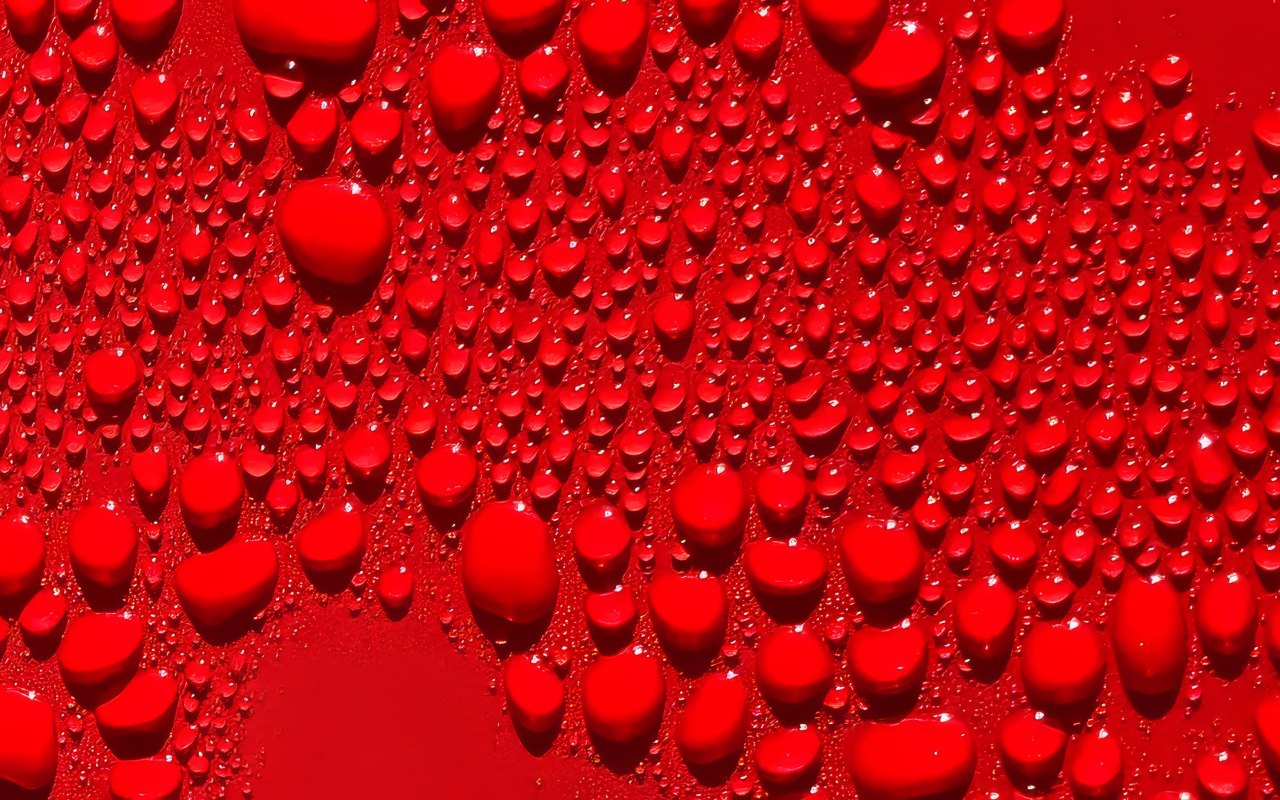Капли воды на ярком красном фоне