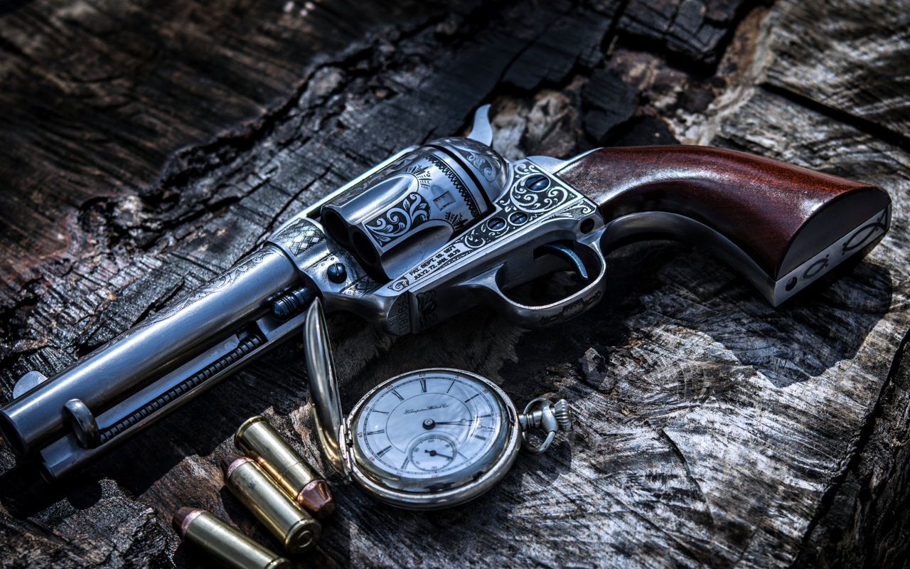 Револьвер 1871 года с украшениями лежит на дереве рядом с патронами и карманными часами