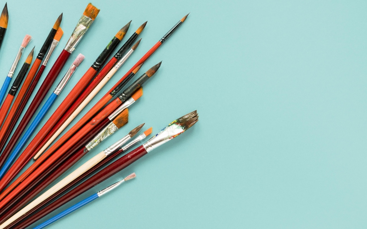 Кисти для рисования на голубом фоне